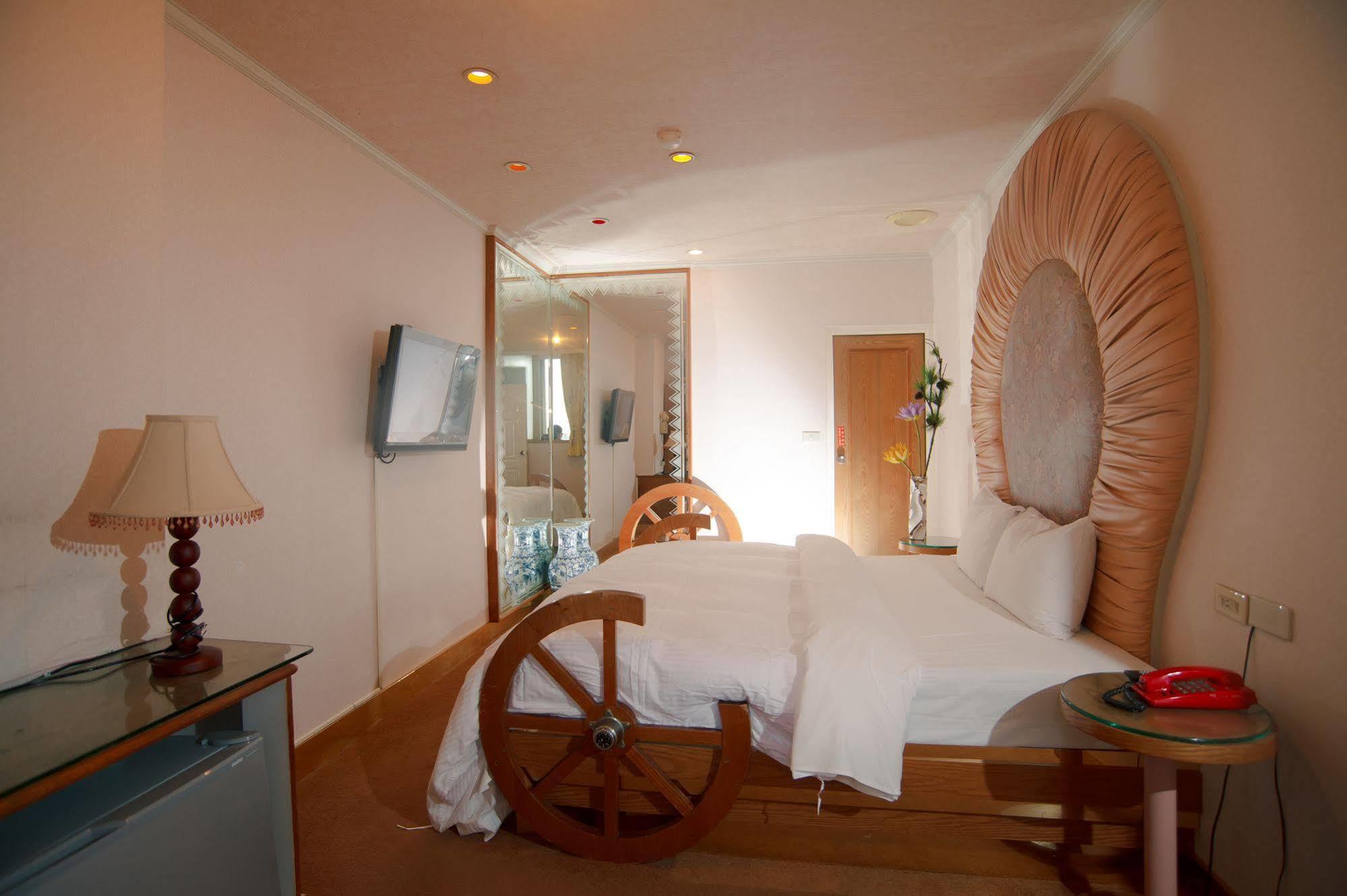 Day Chen Hotel Yilan Buitenkant foto